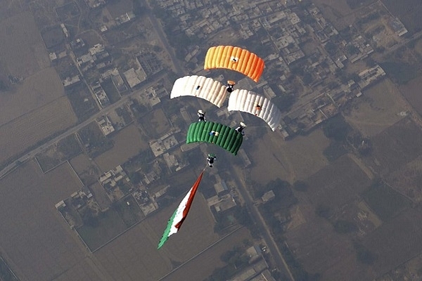 IAF’s skydiving team during one of their earlier jumps (@IAF_MCC/Twitter)