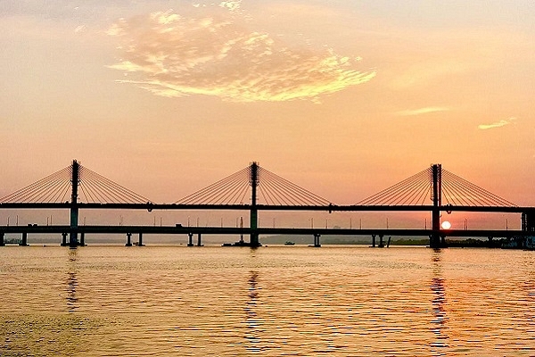 Mandovi Bridge (@laughsfliesaway/Twitter)