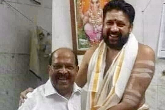 PWD minister G Sudhakaran(L) and Sabarimala Tantri Kandaru Rajeevaru(R) (Pic:Twitter)