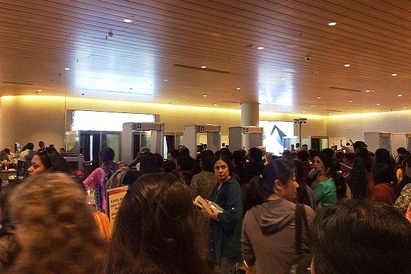 Security Check at Mumbai Airport (@Jyjoshii/Twitter)