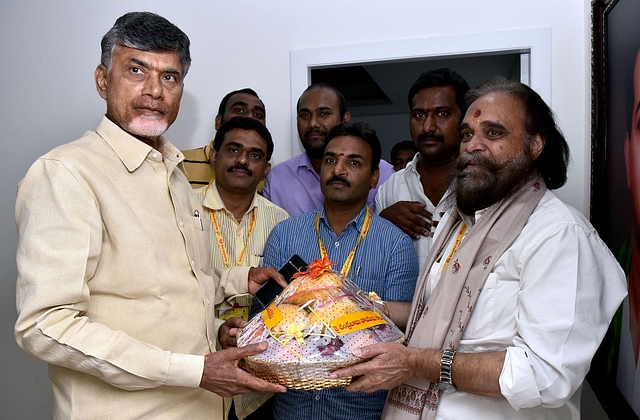 Chandrababu Naidu meeting Sri Vemuri Ananda Surya , the Chairman of Brahmin Welfare Corporation. Source : (gopalprasadjasti/Facebook)