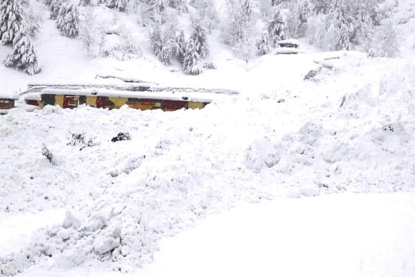 Snowfall near Jawahar tunnel (@amitanandal88/Twitter)