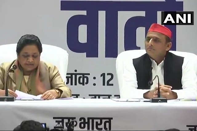 BSP chief Mayawati and SP’s Akhilesh Yadav at the press meet (Image courtesy of ANI).&nbsp;