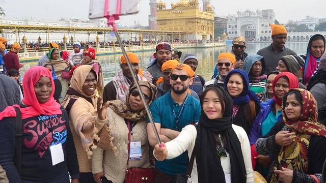 A group of Civil Services Officers from 24 developing Countries who are currently undergoing training at National Institute of Labour Economics Research and Development Delhi taking selfie at Golden Temple in Amritsar. (Sameer Sehgal/Hindustan Times)