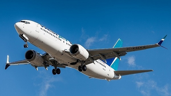 A Boeing 737 MAX landing in Canada (Pic by Acefitt via Wikipedia)