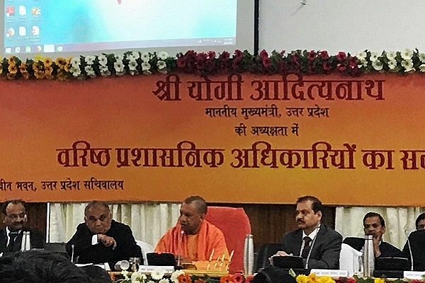 UP CM Yogi Adityanath conversing with senior state IAS officers (@upiasasso/Twitter)