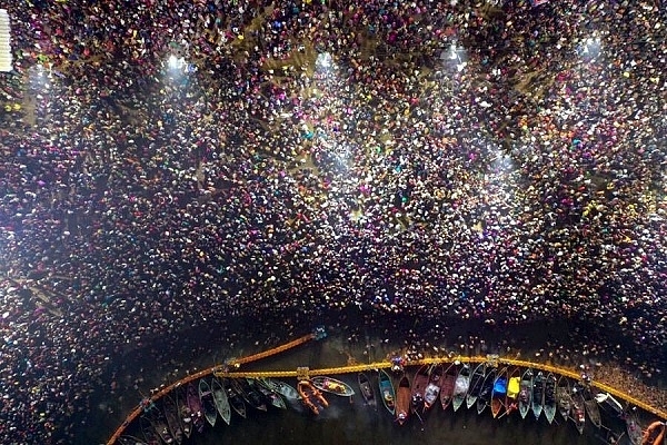 Several thousand devotees throng at the ghats for taking a dip (Source: @LieOfIndia/Twitter)