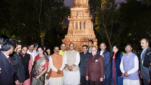  Home Minister Shri Rajnath Singh at the replicas of seven wonders of the world at the inauguration of “Waste to Wonder” Park under SDMC in New Delhi (Pic: twitter)