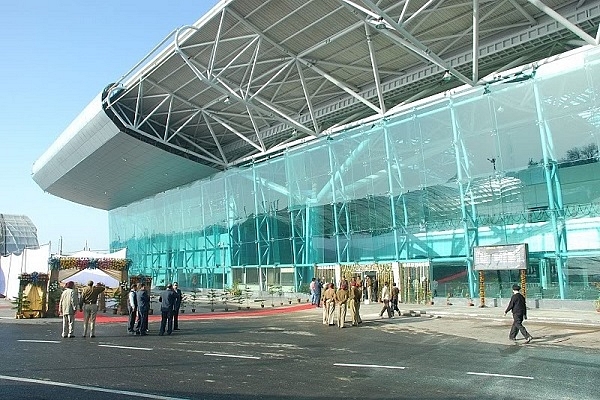 Amritsar airport entrance (jliptoid/Wikimedia Commons)