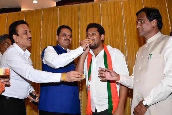 CM Devendra Fadnavis with Sujay Patil (@BJP4Maharashtra/Twitter) &nbsp;