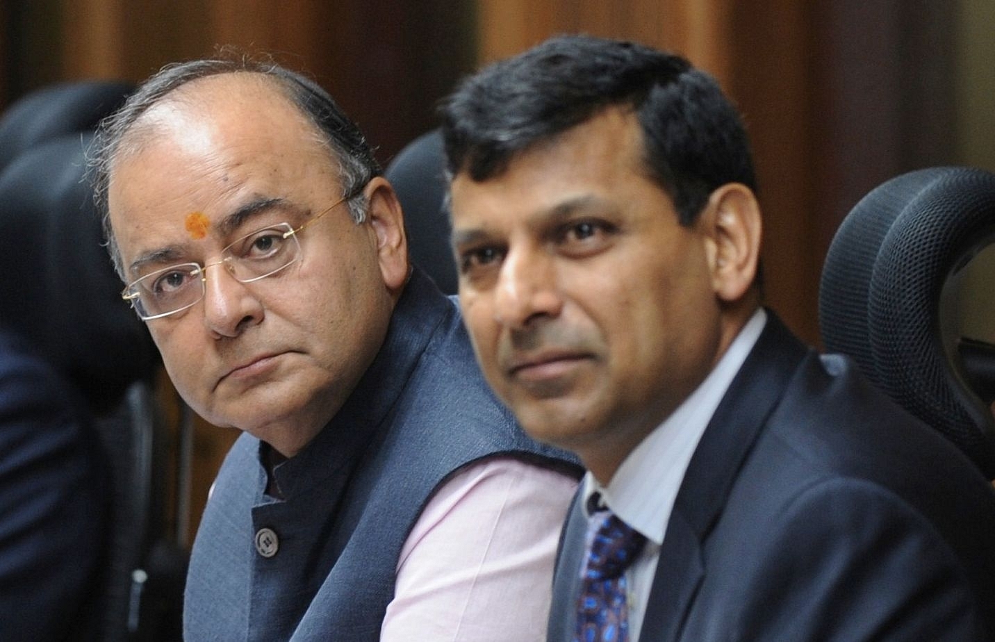 Finance Minister Arun Jaitely with former RBI governor Raghuram Rajan. (SAJJAD HUSSAIN/AFP/GettyImages)