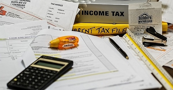 An Indian consumer goods trader shows letters GST representing ‘Goods and Services Tax’ (GST) (NOAH SEELAM/AFP/Getty Images)