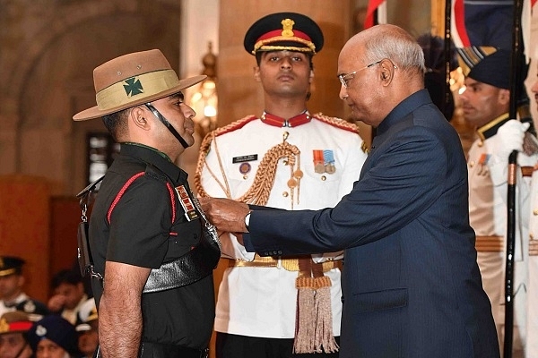 Major Aditya Kumar receiving the Shaurya Chakra from President Ram Nath Kovind.