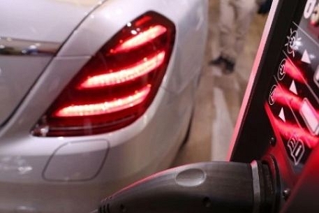 India Should Adopt Smart Solutions Like Swappable Batteries To Popularise Electric Vehicles: Ashok Jhunjhunwala