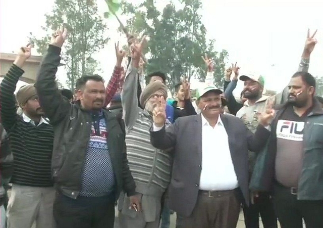 Indians gather at Wagah border to welcome the Wing Commander Abhinandan Varthaman (pic via Twitter)