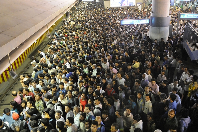 A heavy crowd of passengers  at the Delhi Metro’s Rajiv Chowk station. (Sunil Saxena/HindustanTimes via Getty Images)