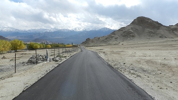 Road and landscape in Ladakh. (Wikimedia Commons)