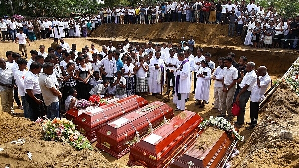 Victims of Sri Lankan bomb blasts being buried. (Twitter/@ShowkatShafi)