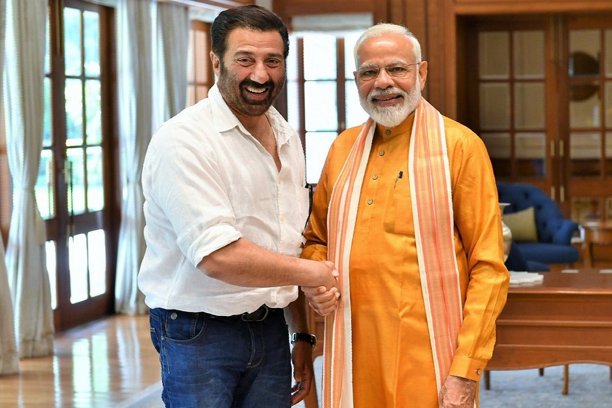 Sunny Deol with PM Narendra Modi (@iamsunnydeol/Twitter)