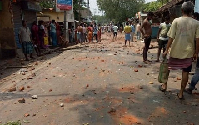 A scene from a communal flare-up in Diamond Harbour (pic: @tanmoyrc76/Twitter)