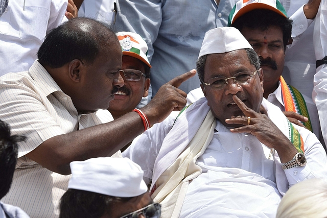  Siddaramaiah (R) with Kumaraswamy (L). (Arijit Sen/Hindustan Times via Getty Images)