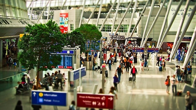 Passengers passing through an airport terminal. (Pixabay/Michael Gaida)