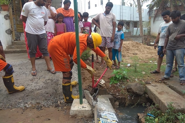 NDRF personnel carrying out rescue operations in cyclone hit Odisha. Image credit:- twitter (@DDNewsLive)