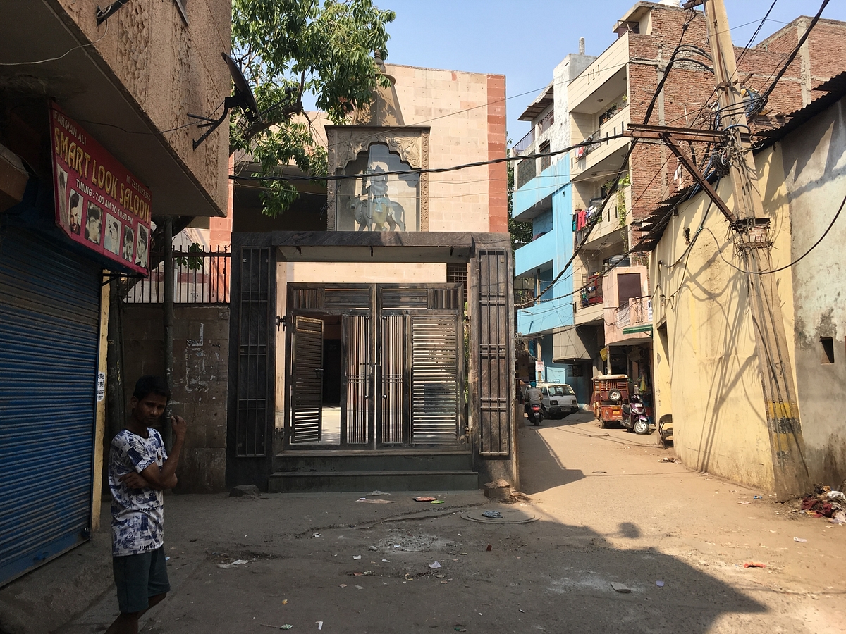 The gate of Tyagi dharamshala in Basai Darapur
