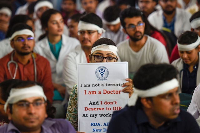 Doctors stage a sit-in protest. (Twitter: NDTV)