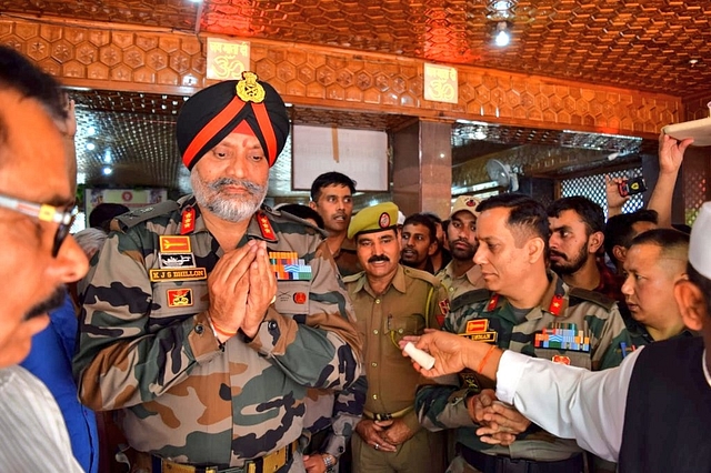 Gen KJS Dhillon, Brig Usman of Chinar Corps visiting the shrine (pic via Twitter)