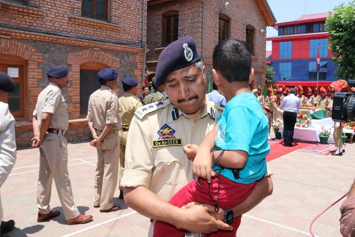 India Bids Tearful Farewell To J&K Inspector Arshad Khan Martyred While Protecting CRPF Jawans In Anantnag Attack