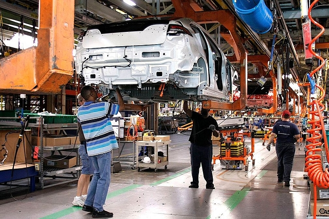  Workers assemble Chevy Volt electric vehicles and Opel Amperas at the General Motors Detroit Hamtramck Assembly Plant in Michigan. (Bill Pugliano/GettyImages)