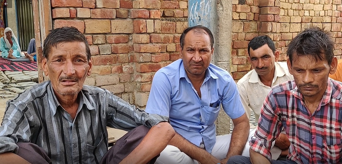 Surinder Saini (right) and Satbir Saini (in blue shirt).&nbsp;