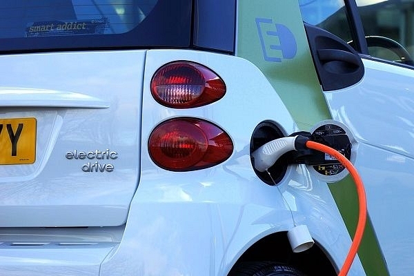 Soon Indian Petrol Pumps To Get Electric Vehicle Charging Points As Government Pursues EV Goals
