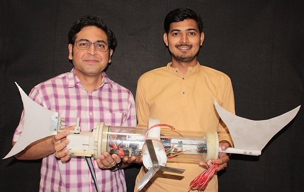 IIT Madras professor Dr Prabhu Rajagopal and his student with the Sepoy Septic Tank Robot. (image via @carbonzerochallenge/Facebook)