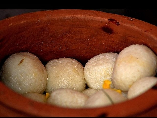 A pot of Rasogulla (Nupur Das Gupta/Flickr)