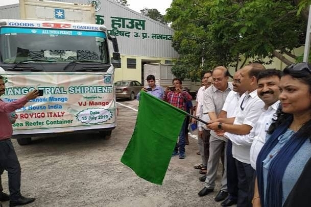 Mango Trial Shipment Being Flagged Off From Mallihabad Mandi (Pic Via PIB)