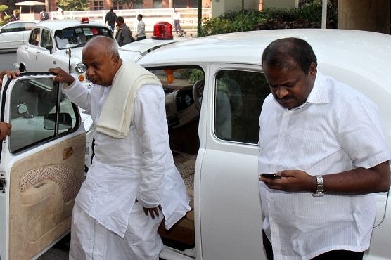 Former prime minister H D Deve Gowda and his son H D Kumaraswamy.(Mohd Zakir/Hindustan Times via Getty Images)&nbsp;