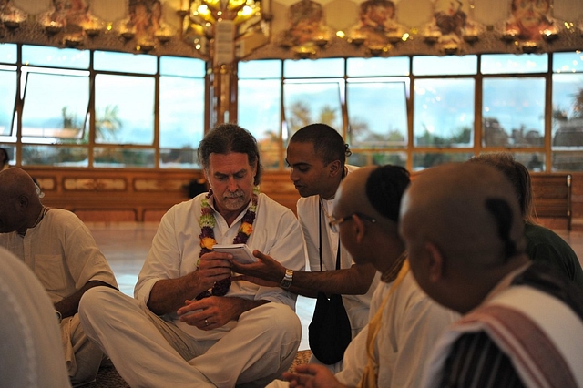 German Envoy Walter Lindner with Swamiji Naveena Neerada Dasa, Int Society for Krishna Consciousness (ISKCON) in Bangalore (pic via Twitter)