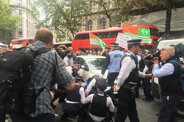 Pakistan and Khalistani supporters attacked Indian Mission in London on 15 August (@GagganSabh07/Twitter)