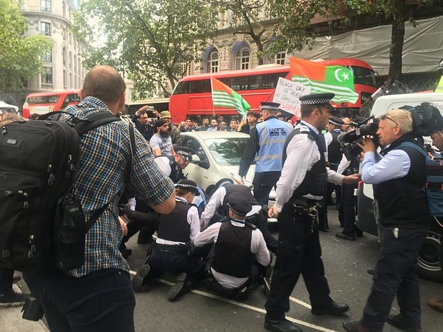 Pakistan and Khalistani supporters attacked Indian Mission in London on 15 August (@GagganSabh07/Twitter)