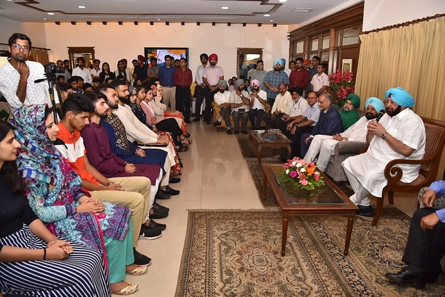 Punjab CM with J&amp;K students (@capt_amarinder/Twitter)