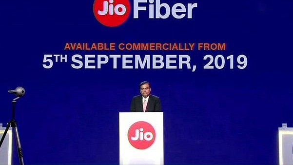 Mukesh Ambani announcing the Reliance Jio GigaFiber. (image via Twitter)