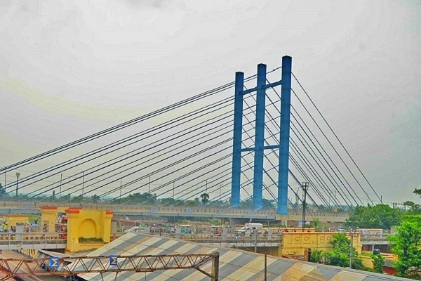 Cable suspended rail-road bridge over Burdwan railway station (Facebook)