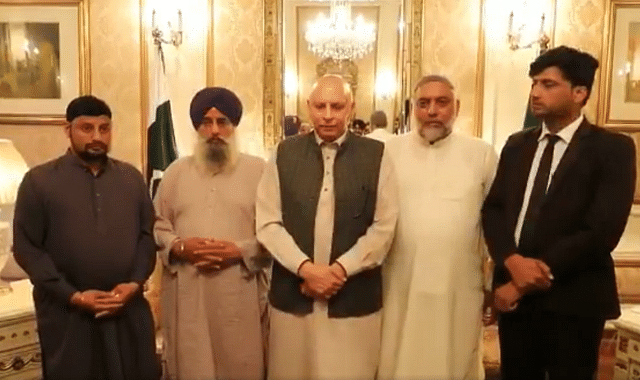 Pakistan Governor of Punjab (C) with the families of both the boy and the abducted Sikh girl (Source: Twitter)