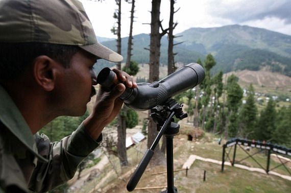 An Indian Army soldier keeps a close watch on the Line of Control in Gurez, Kashmir. (Representative Image) (Farooq Khan-Pool/GettyImages) 