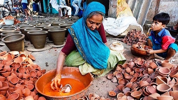 Elderly lady making traditional diyas for Diwali (Pic via Twitter)