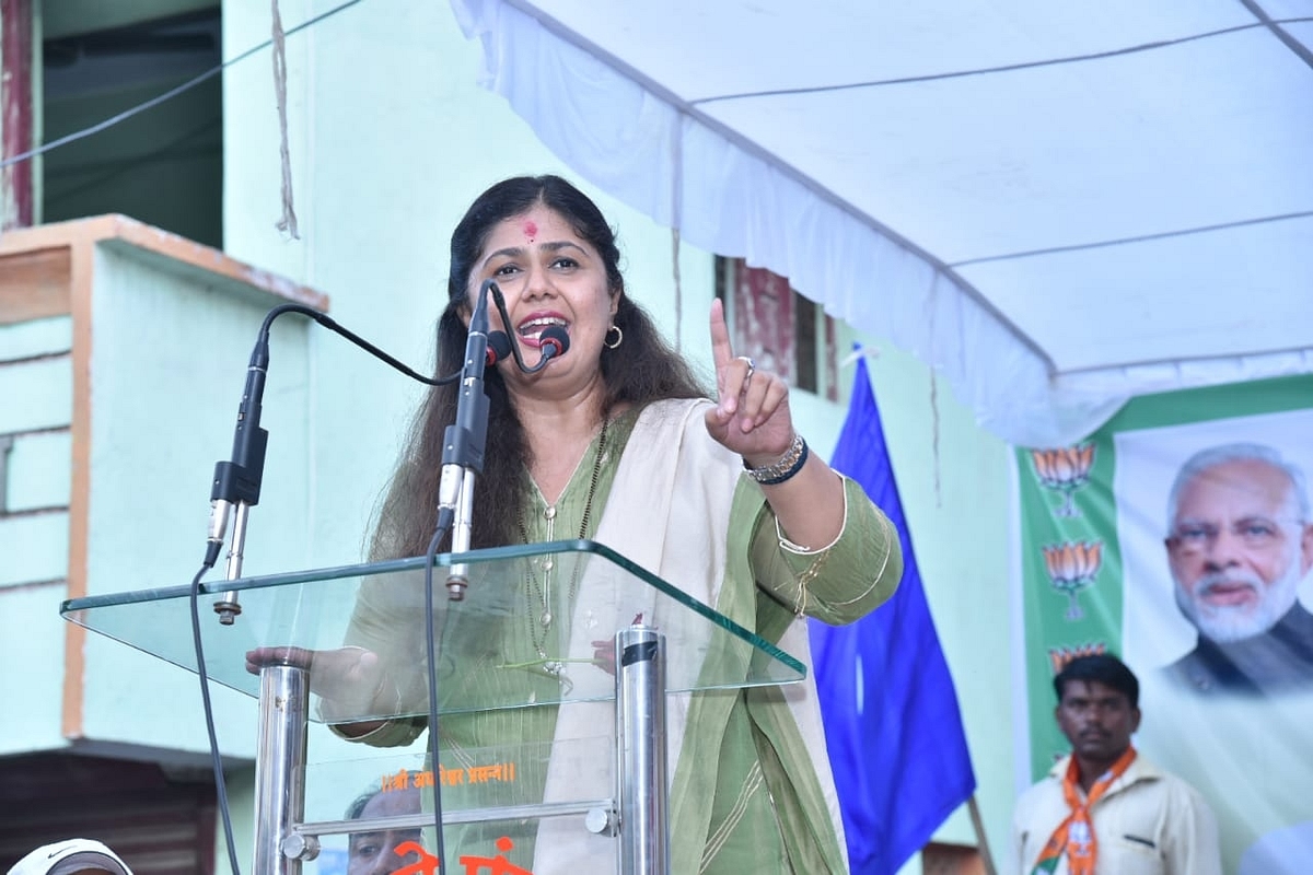 #Maharashtra2019: State Cabinet Minister And BJP Leader Pankaja Munde Trails Behind Her Cousin From Parli Seat