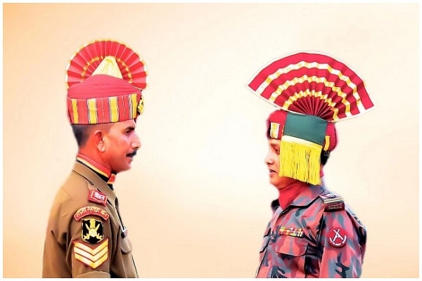 Indian BSF Jawan (L) and Bangladeshi BGB Jawan (R)