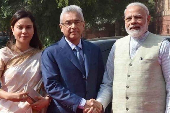 PM Modi with Mauritius PM Jugnauth (Source: Twitter)